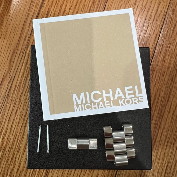 Michael Kors watch in silver - Picture 8 of 8